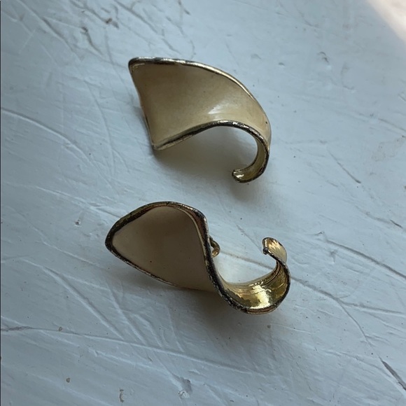 (CLOSET CLOSING FINAL SALE) Unique Swirl Clip On Vintage Earrings - Picture 4 of 5